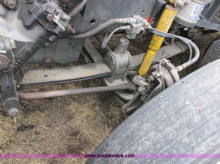 image for item L7103 2000 Freightliner FLD semi truck