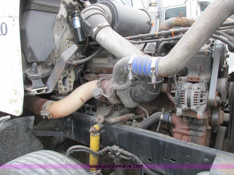 image for item L7103 2000 Freightliner FLD semi truck