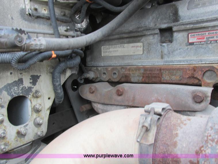 image for item L7103 2000 Freightliner FLD semi truck