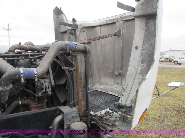 image for item L7103 2000 Freightliner FLD semi truck