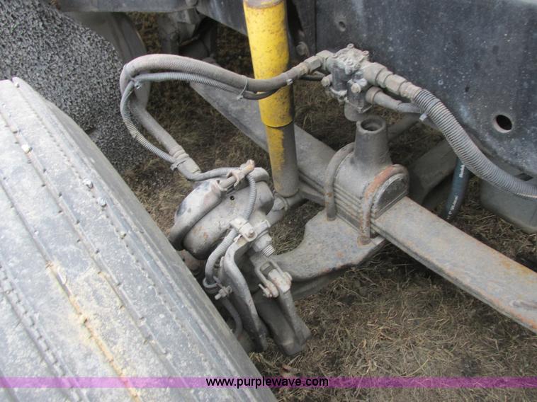 image for item L7103 2000 Freightliner FLD semi truck