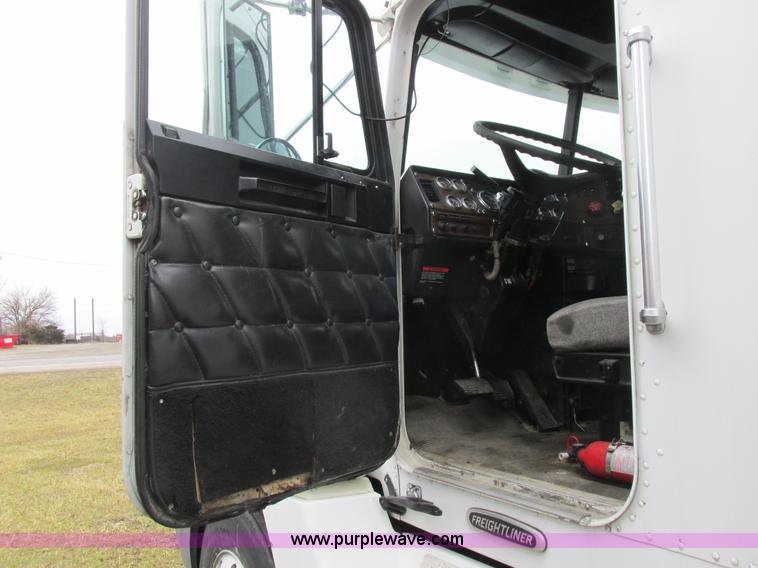 image for item L7103 2000 Freightliner FLD semi truck