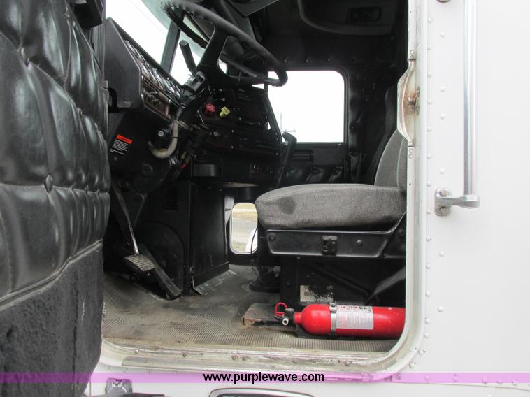 image for item L7103 2000 Freightliner FLD semi truck