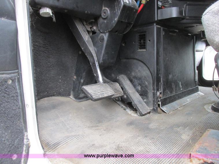 image for item L7103 2000 Freightliner FLD semi truck