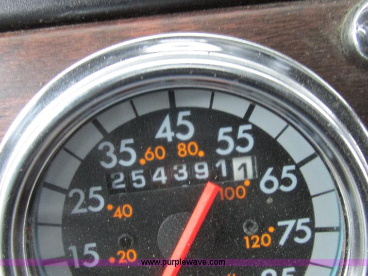 image for item L7103 2000 Freightliner FLD semi truck