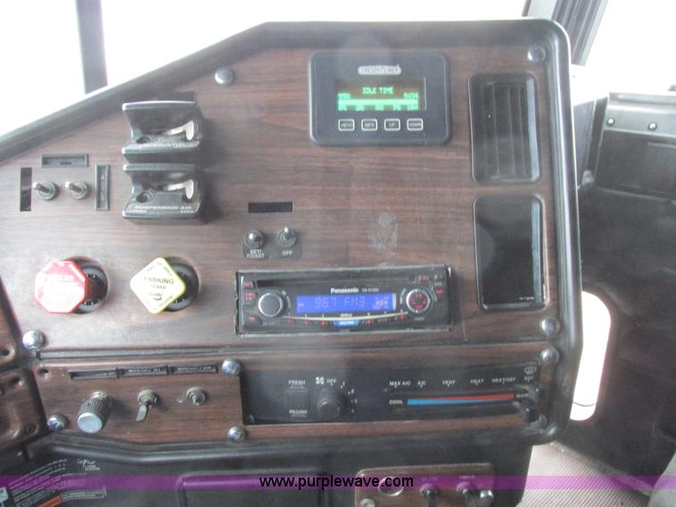 image for item L7103 2000 Freightliner FLD semi truck