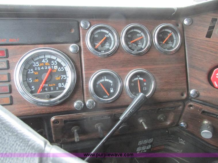 image for item L7103 2000 Freightliner FLD semi truck