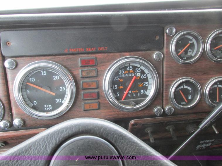 image for item L7103 2000 Freightliner FLD semi truck