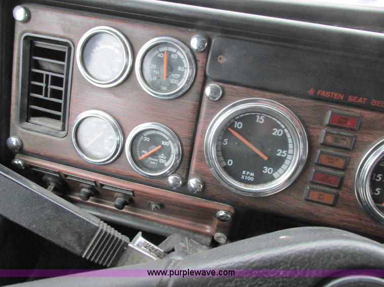 image for item L7103 2000 Freightliner FLD semi truck