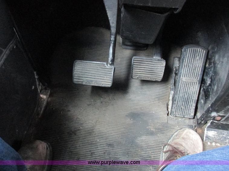 image for item L7103 2000 Freightliner FLD semi truck