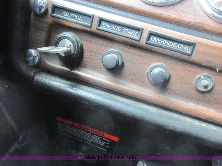 image for item L7103 2000 Freightliner FLD semi truck