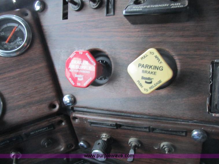 image for item L7103 2000 Freightliner FLD semi truck