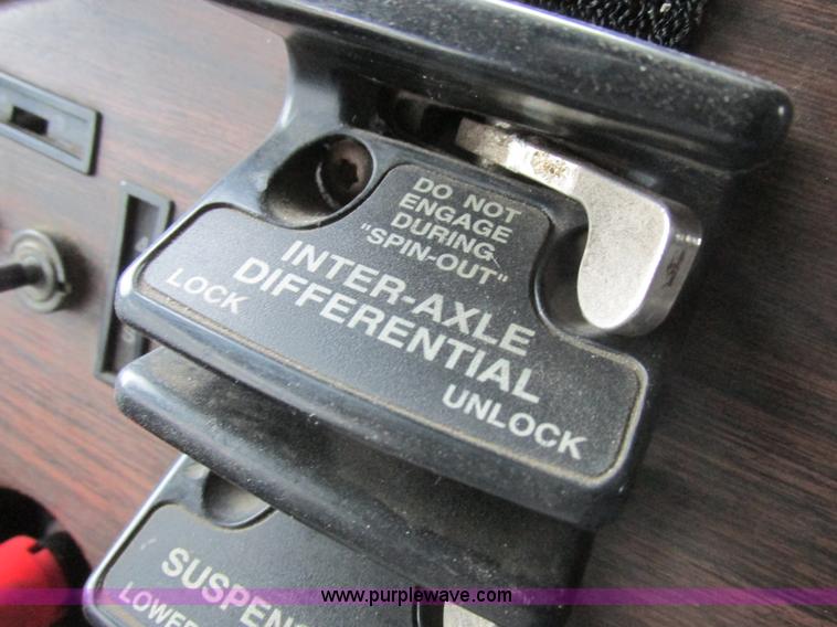 image for item L7103 2000 Freightliner FLD semi truck