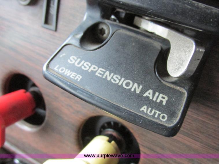 image for item L7103 2000 Freightliner FLD semi truck