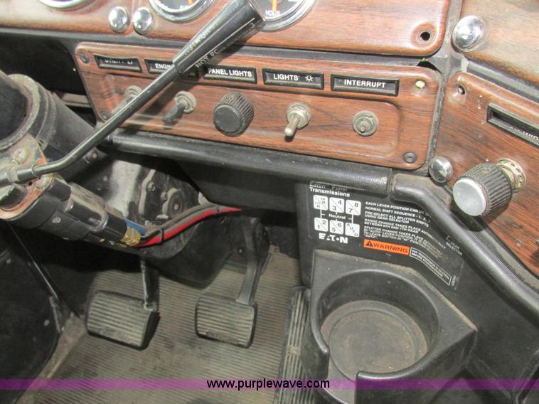 image for item L7103 2000 Freightliner FLD semi truck