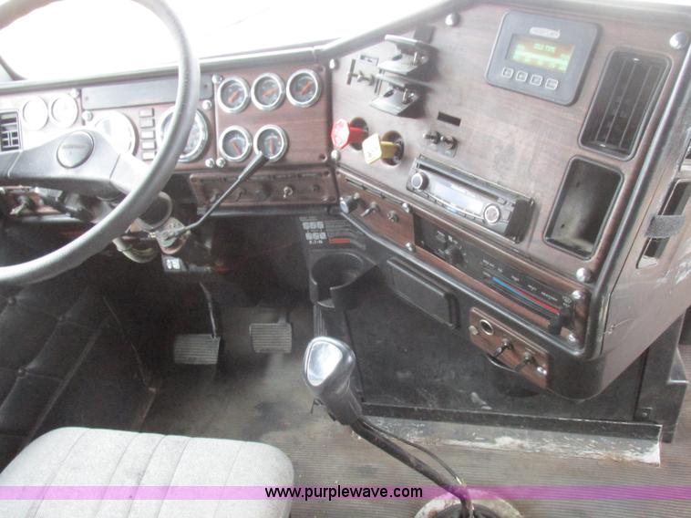 image for item L7103 2000 Freightliner FLD semi truck