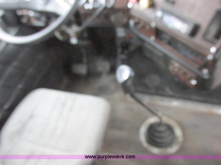 image for item L7103 2000 Freightliner FLD semi truck