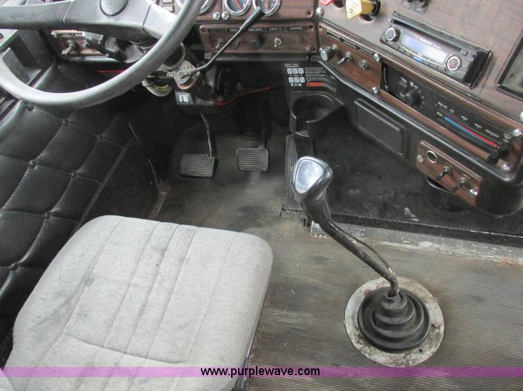 image for item L7103 2000 Freightliner FLD semi truck