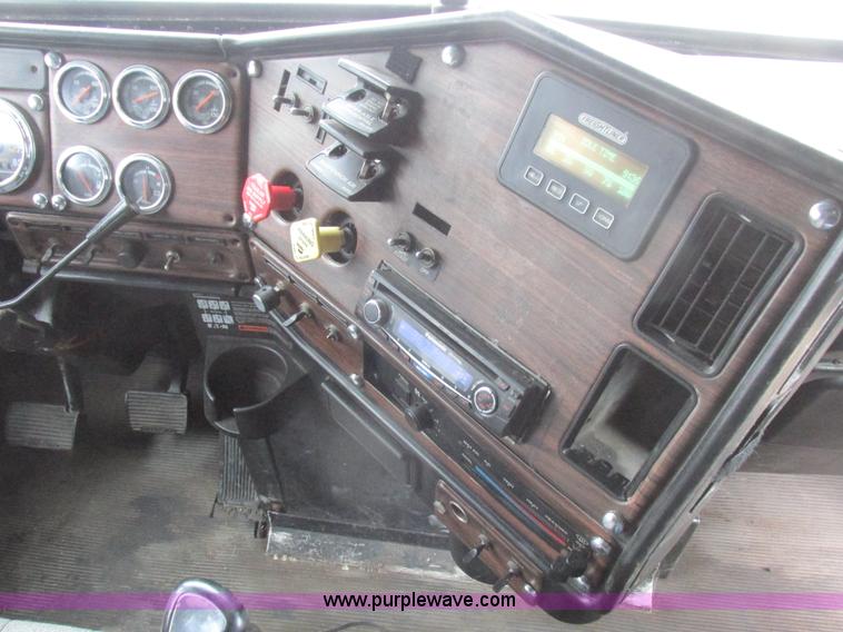 image for item L7103 2000 Freightliner FLD semi truck