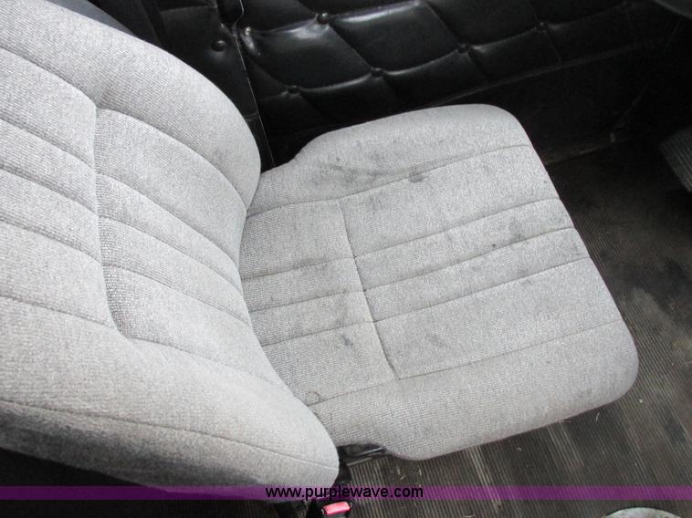 image for item L7103 2000 Freightliner FLD semi truck