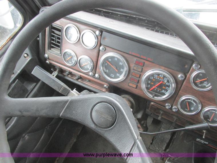 image for item L7103 2000 Freightliner FLD semi truck