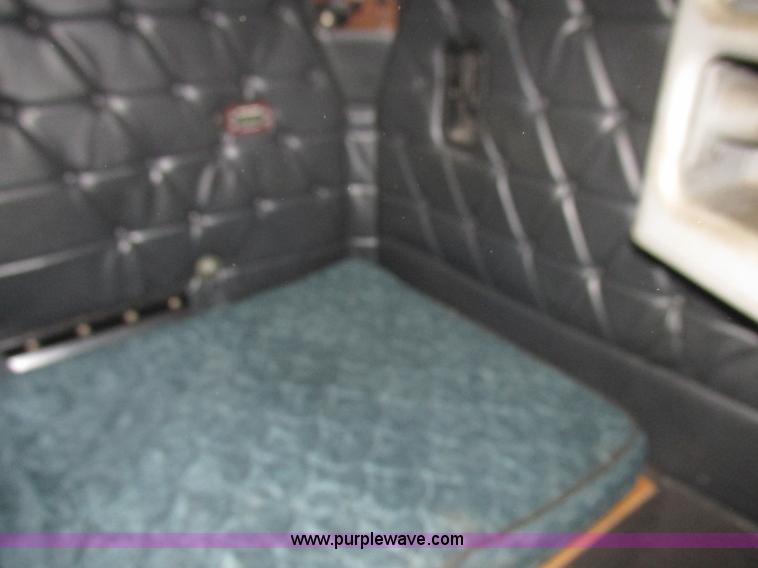 image for item L7103 2000 Freightliner FLD semi truck