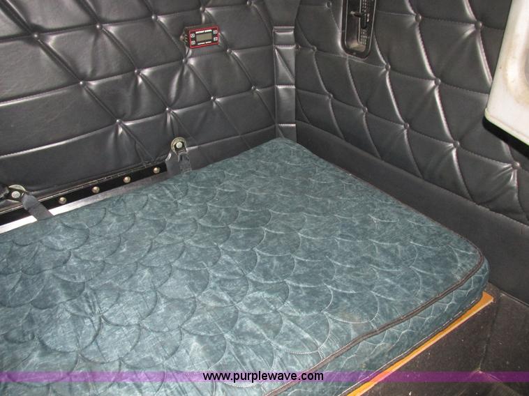 image for item L7103 2000 Freightliner FLD semi truck