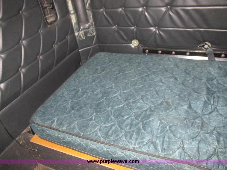 image for item L7103 2000 Freightliner FLD semi truck