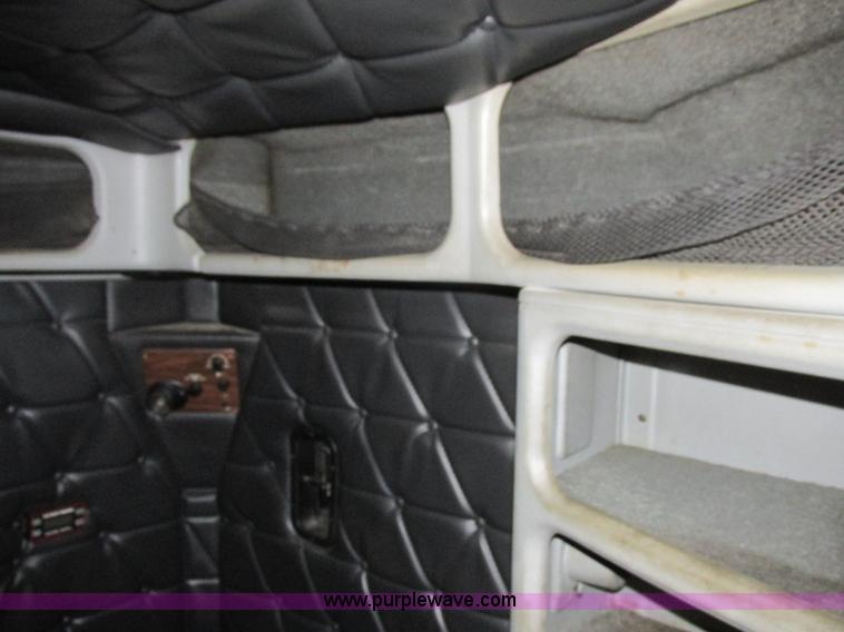 image for item L7103 2000 Freightliner FLD semi truck