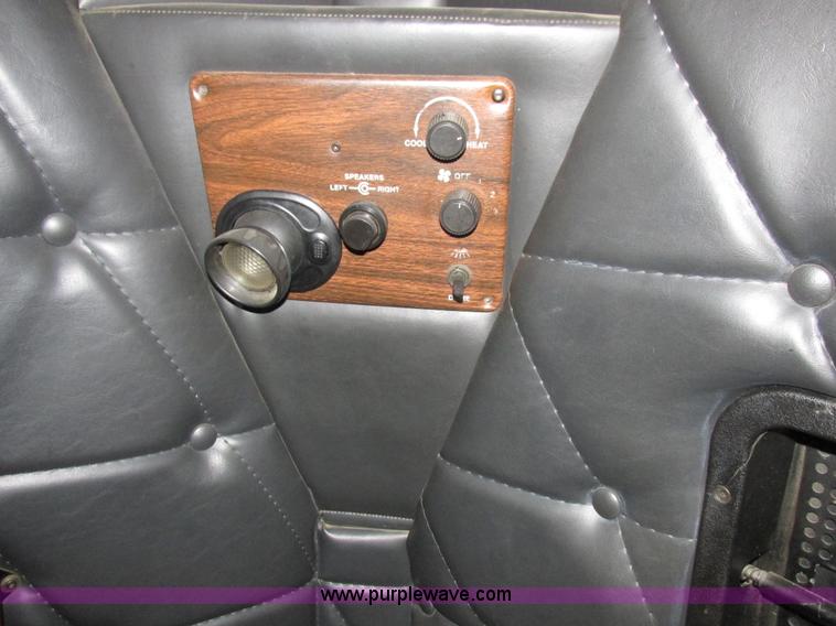 image for item L7103 2000 Freightliner FLD semi truck