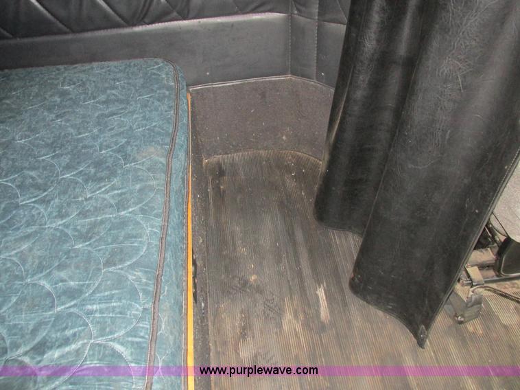 image for item L7103 2000 Freightliner FLD semi truck