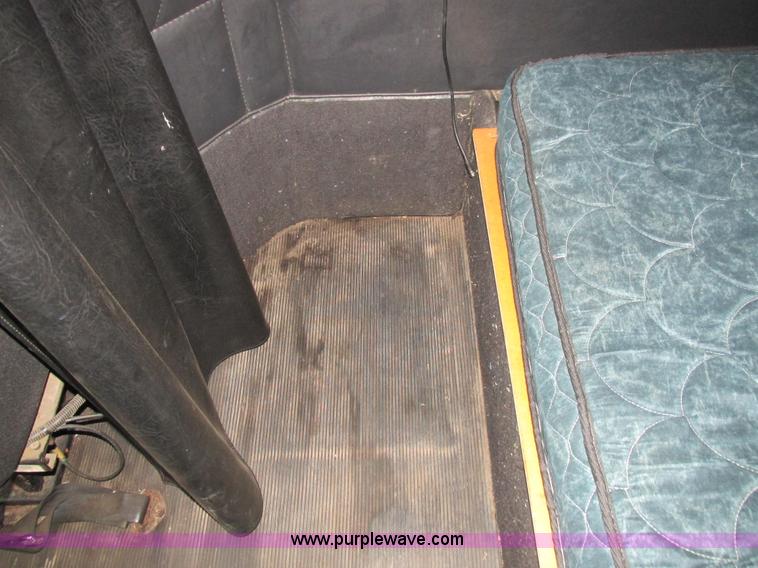 image for item L7103 2000 Freightliner FLD semi truck