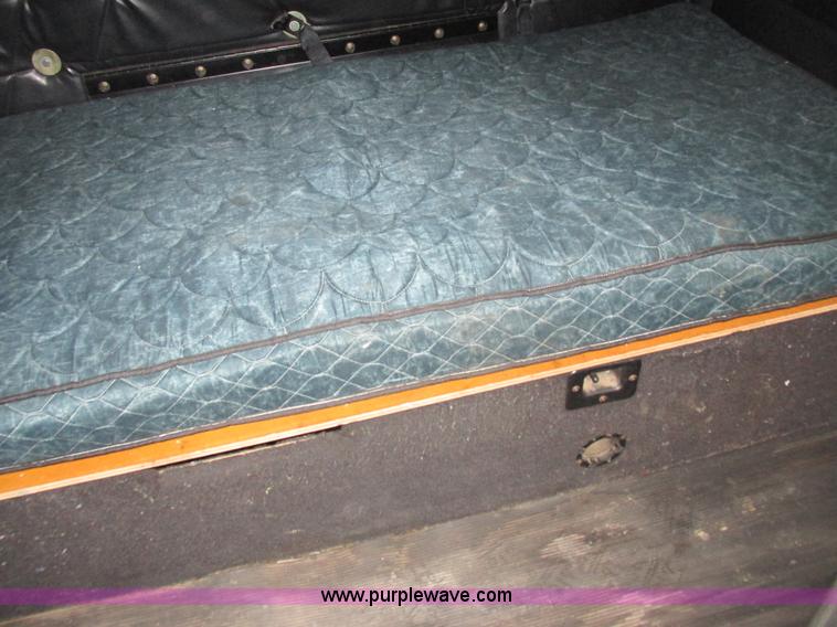 image for item L7103 2000 Freightliner FLD semi truck