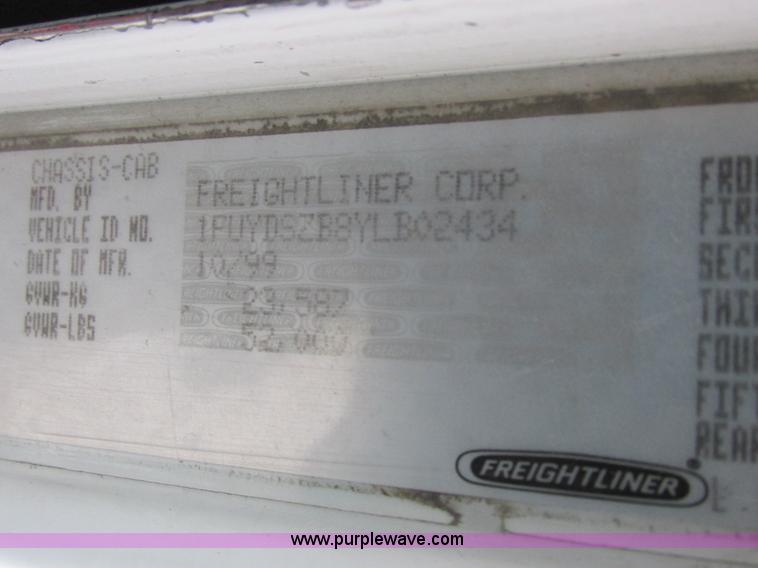 image for item L7103 2000 Freightliner FLD semi truck