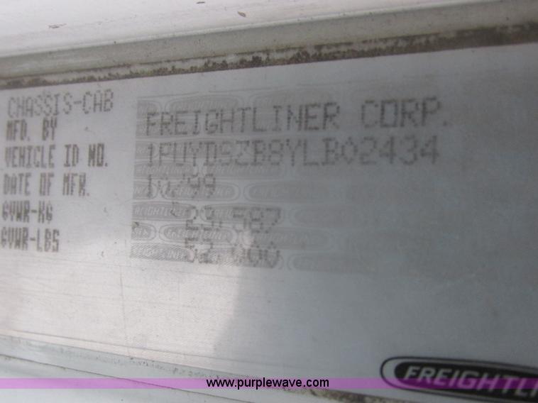 image for item L7103 2000 Freightliner FLD semi truck