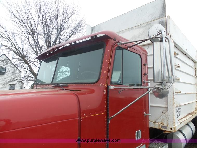 image for item J1685 1993 Freightliner silage grain truck