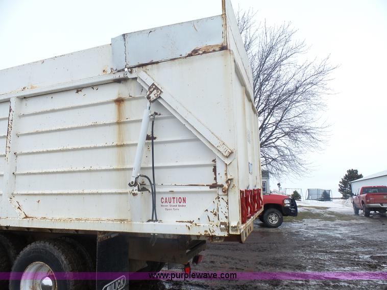 image for item J1685 1993 Freightliner silage grain truck