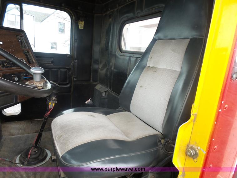 image for item J1685 1993 Freightliner silage grain truck