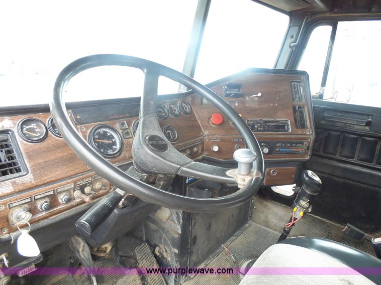 image for item J1685 1993 Freightliner silage grain truck