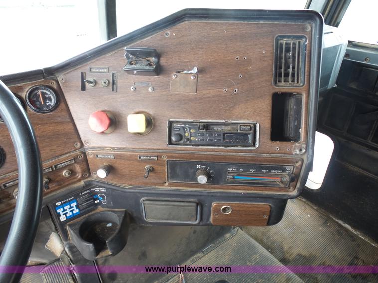 image for item J1685 1993 Freightliner silage grain truck