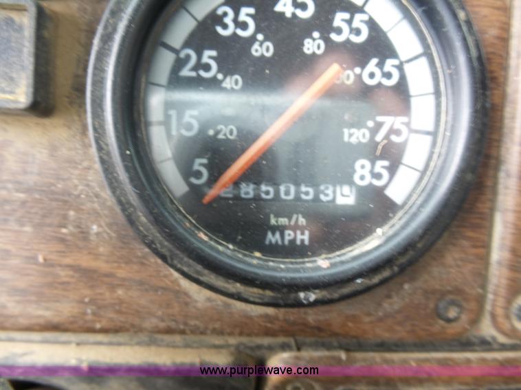 image for item J1685 1993 Freightliner silage grain truck