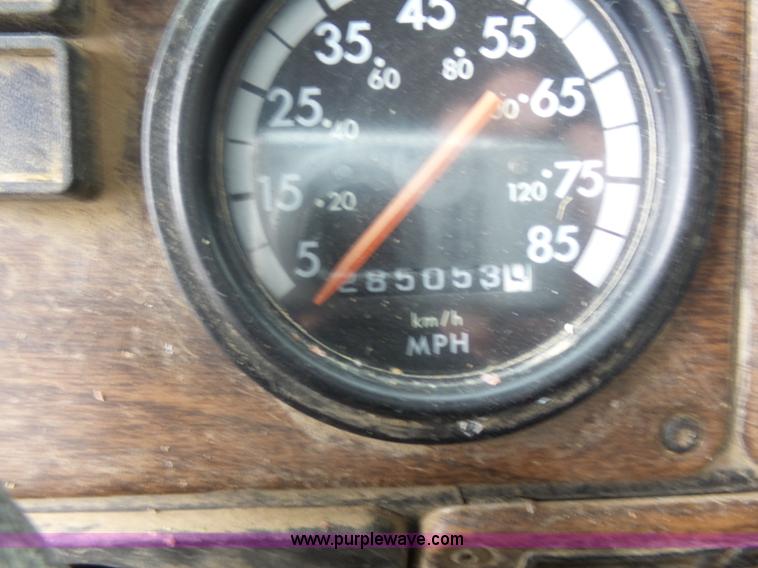 image for item J1685 1993 Freightliner silage grain truck