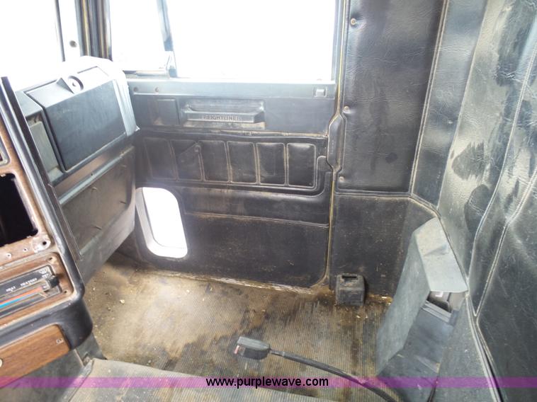 image for item J1685 1993 Freightliner silage grain truck