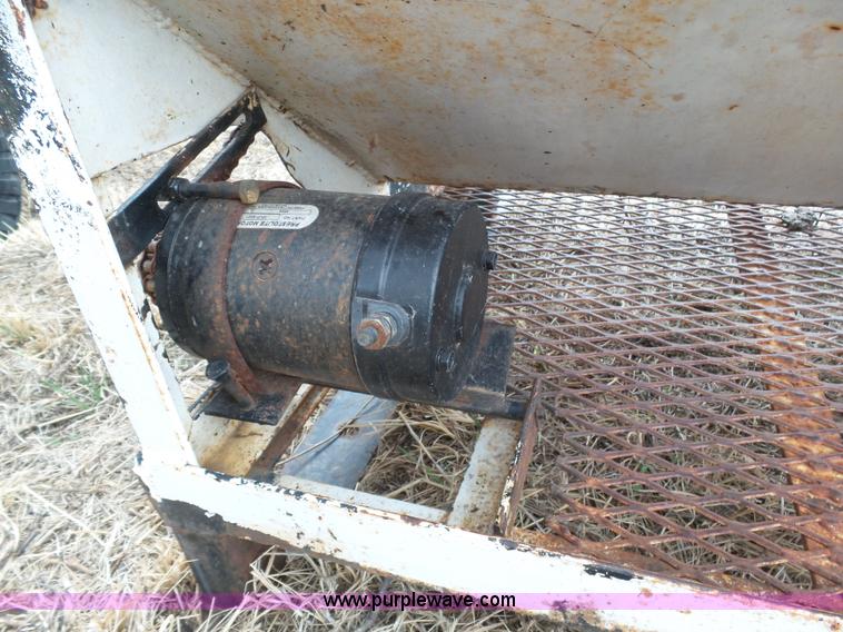 image for item J6220 Cake feeder