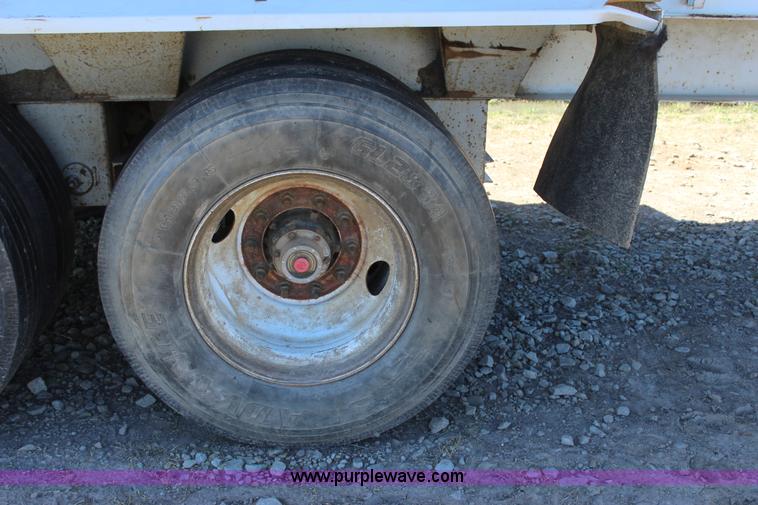 image for item J7560 2005 Aulick live bottom trailer