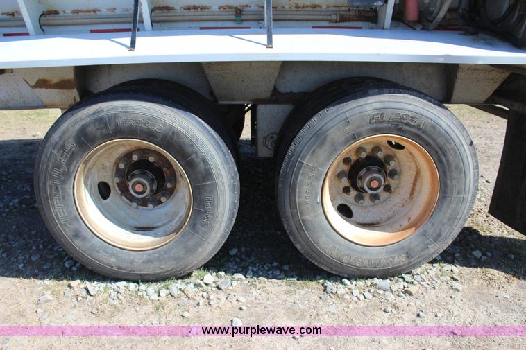 image for item J7560 2005 Aulick live bottom trailer