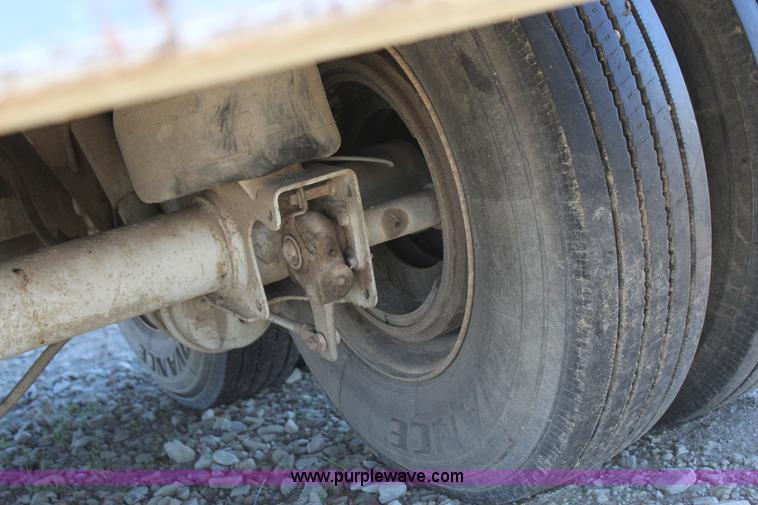 image for item J7560 2005 Aulick live bottom trailer