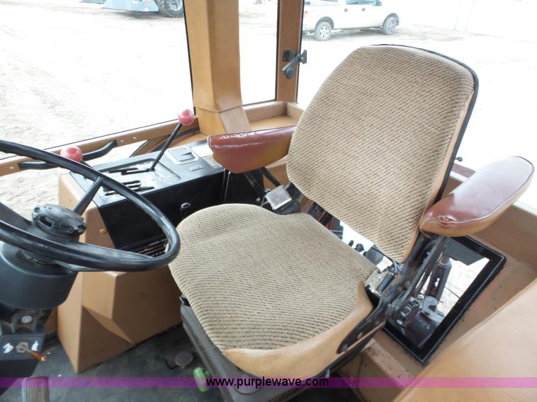 image for item J8882 1982 Allis Chalmers 8050 tractor