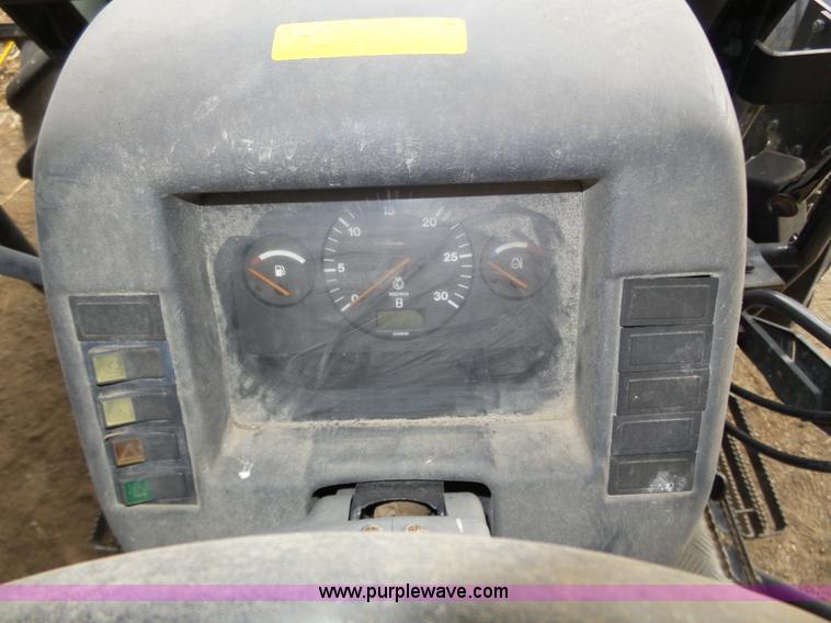 image for item J8920 2001 Valtra 700 MFWD tractor