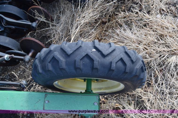 image for item K4422 John Deere 1560 grain drill